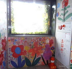 blends in very well. The picture was taken in a very busy shopping center